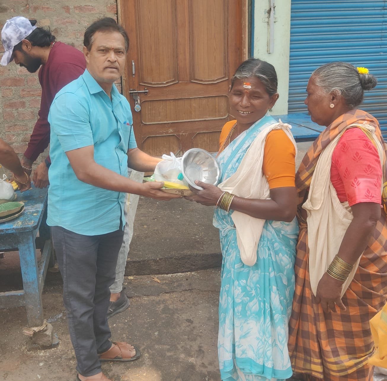 అన్నదానం మహాదానం      అన్నపూర్ణే! సదాపూర్ణే! శంకర ప్రాణ వల్లభే! జ్ఞానవైరాగ్య సిద్ధ్యర్థం భిక్షాం దేహీచ పార్వతి.